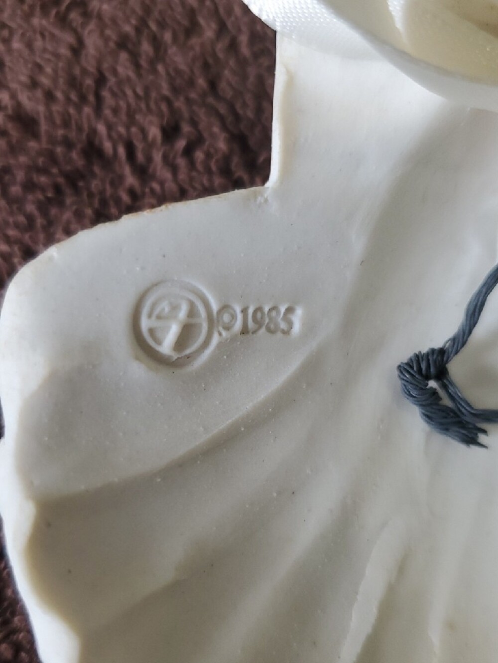 Margaret Furlong Shell Wreath Angel Ornament 1985 White Bisque RARE - Picture 4 of 6